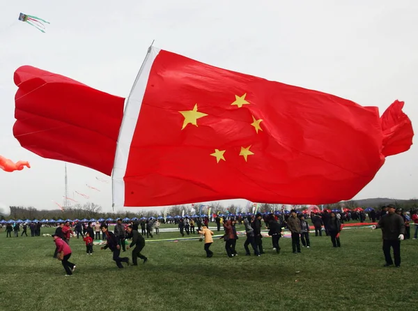 Ein Chinesischer Nationaler Flaggenförmiger Drachen Himmel Während Des Weifang Internationalen — Stockfoto