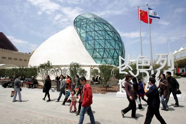 Ziyaretçiler Şangay Expo Sitenin Deneme Çalışması Sırasında Srail Pavyonu Geçmiş — Stok fotoğraf