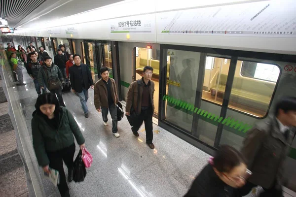 Passagerare Förbi Ett Metro Tåg Shanghai Kina Mars 2010 — Stockfoto