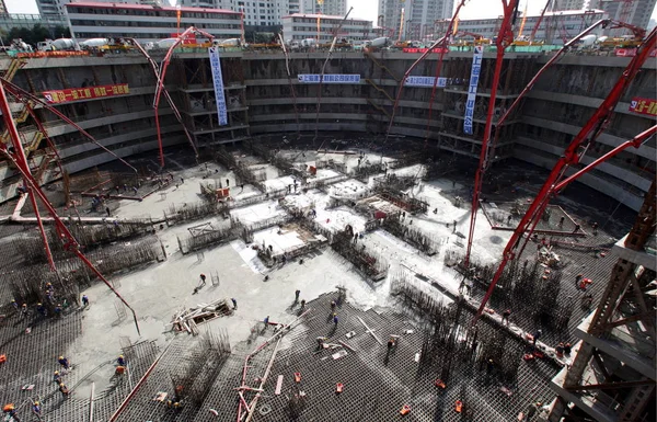 Trabajadores Construcción Chinos Concretan Fundación Torre Shanghai Distrito Financiero Lujiazui —  Fotos de Stock