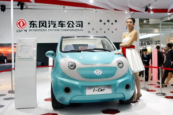 Een Model Vormt Naast Een Concept Car Dongfeng 11E Beijing — Stockfoto