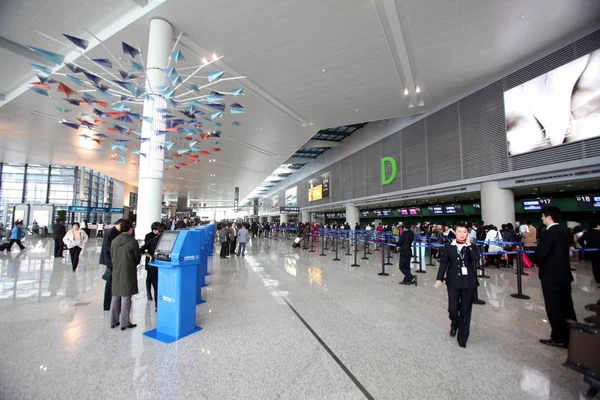 Passageiros Funcionários Aeroporto São Vistos Terminal Aeroporto Internacional Hongqiao Xangai — Fotografia de Stock