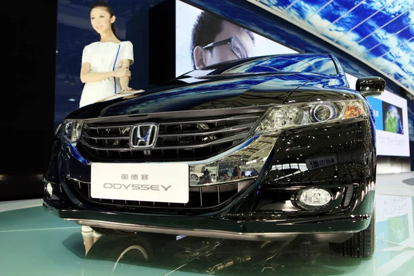 Model Pozuje Obok Honda Odyssey Produkowane Przez Guangqi Honda Automobile — Zdjęcie stockowe