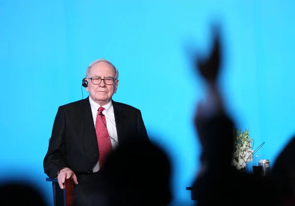 Inversionista Filántropo Estadounidense Warren Buffet Escucha Una Pregunta Durante Una — Foto de Stock