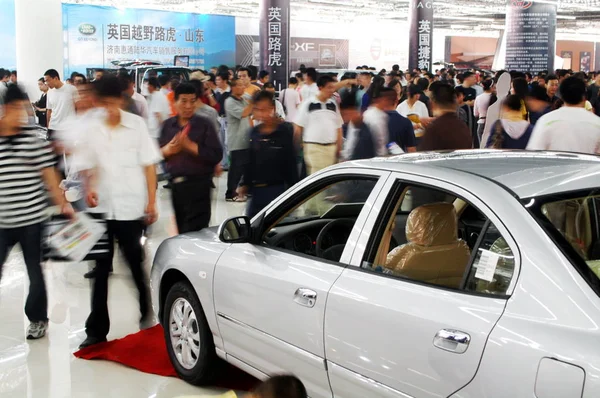 Los Visitantes Son Vistos Una Feria Automóviles Zibo Provincia Chinas — Foto de Stock