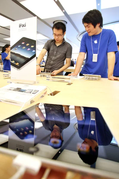 Egy Ügyfél Megpróbál Egy Apple Ipad Tabletta Ban Apple Store — Stock Fotó