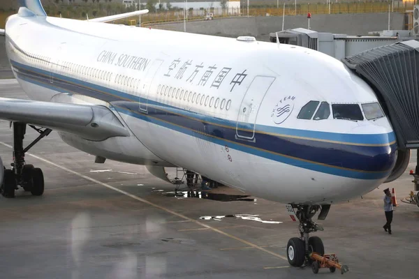 Самолет China Southern Airlines Можно Увидеть Аэропорту Урумчи Дивобао Урумчи — стоковое фото