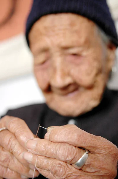 2009年1月4日 中国山东省日照市西安吉庄子村 一位中国百岁老人在家中穿过一根针孔 — 图库照片
