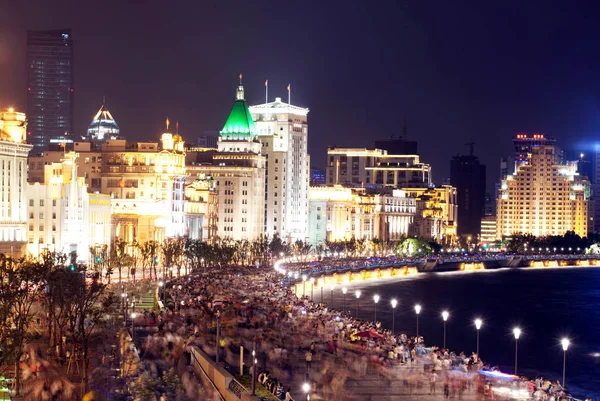 Night View European Style Constructions Next Promenade Crowds Tourists Bund — Stock Photo, Image