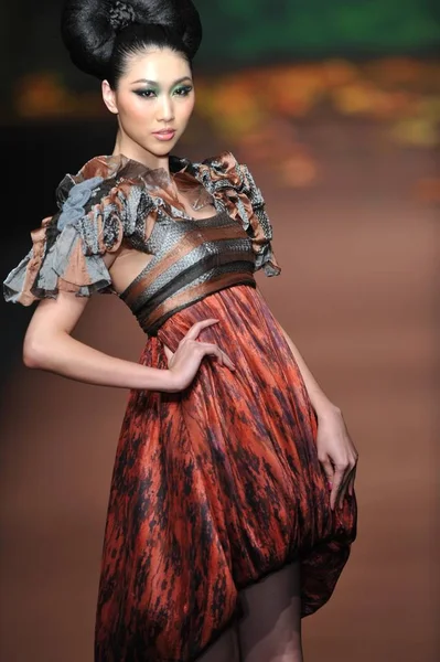 Model Prezentuje Twórczość Przez Asahikasei Zwycięzca Zhang Yichao Chiny Fashion — Zdjęcie stockowe