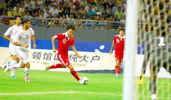 Chinas Deng Zhuoxiang Center Dribbles Next Players Bahrain Friendly Soccer — Stock Photo, Image