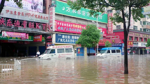 2010年5月6日 中国中部湖南省洛地市新华县发生暴雨 房屋和树木被洪水淹没 — 图库照片