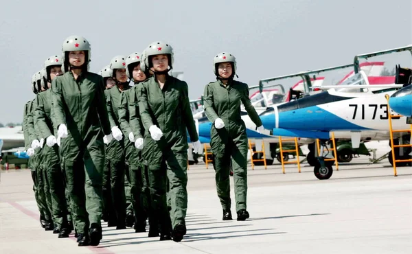 Νεαρή Γυναίκα Κινέζοι Πιλότοι Μαχητικών Τζετ Της Κινεζικής Pla Air — Φωτογραφία Αρχείου