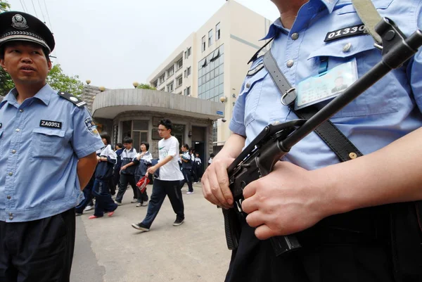 Policías Armados Chinos Hacen Guardia Después Escuela Fuera Una Escuela — Foto de Stock