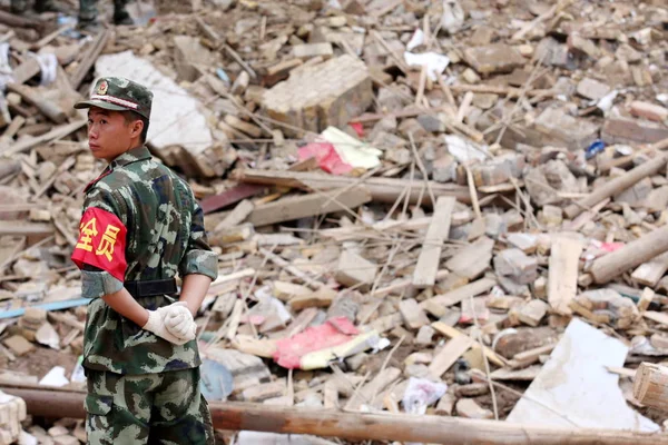 Čínský Polovojenský Policista Stojí Stráži Troskách Domů Zničených Zničujícím Pozemním — Stock fotografie