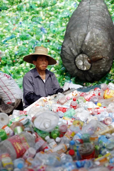 Ein Chinesischer Arbeiter Beseitigt Plastikflaschen Einer Recyclingstation Der Stadt Huaibei — Stockfoto