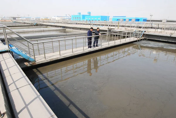 Trabajadores Chinos Revisan Una Planta Tratamiento Aguas Residuales Condado Zouping — Foto de Stock