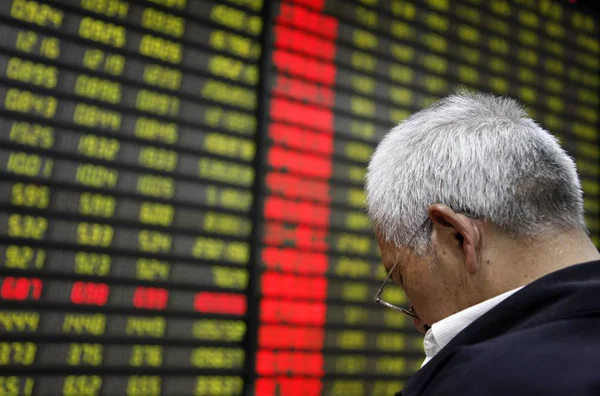 Inversor Chino Toma Una Siesta Frente Una Junta Que Muestra — Foto de Stock