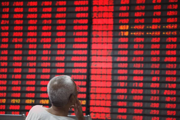 Een Chinese Investeerder Kijkt Naar Aandelenkoersen Rood Voor Prijsstijging Groen — Stockfoto
