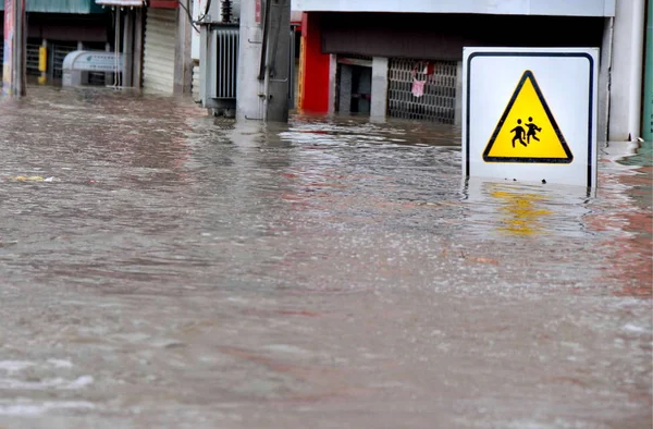 Дорожный Знак Затоплен Наводнениями После Разрушительных Оползней Уезде Чжоуку Ганьнань — стоковое фото