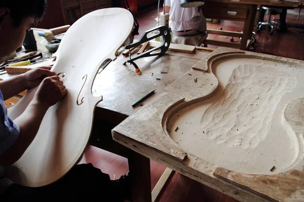 Čínský Pracovník Vyrábí Housle Továrně Pekingské Společnosti Huadong Musical Instrument — Stock fotografie