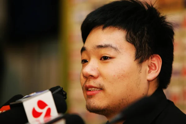 丁俊暉は 中国の質問に答える記者会見世界スヌーカー中国オープン 2010 中国での決勝後 2010 — ストック写真