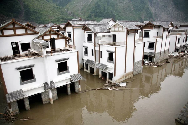 Case Residenziali Sono Parzialmente Sommerse Dalle Inondazioni Dopo Devastanti Frane — Foto Stock
