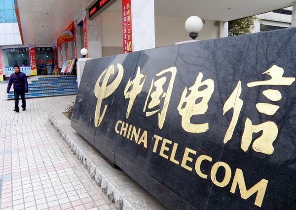 Egy Kínai Férfi Sétál Elmúlt Fióktelepe China Telecom Jingmen Város — Stock Fotó