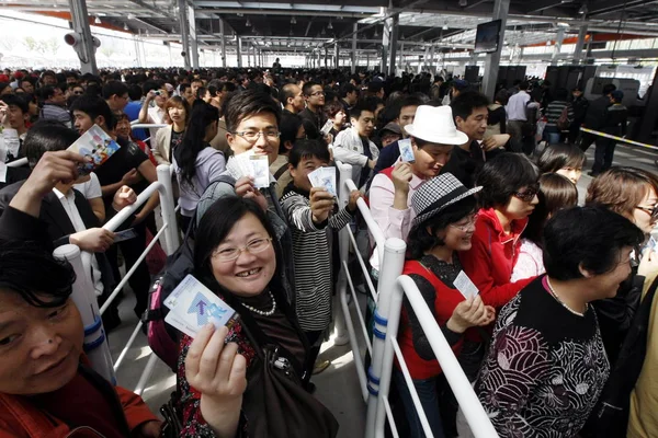 2010年5月1日中国上海2010年世博会正式开幕后的第一天 大批参观者排队进入世博园区 — 图库照片