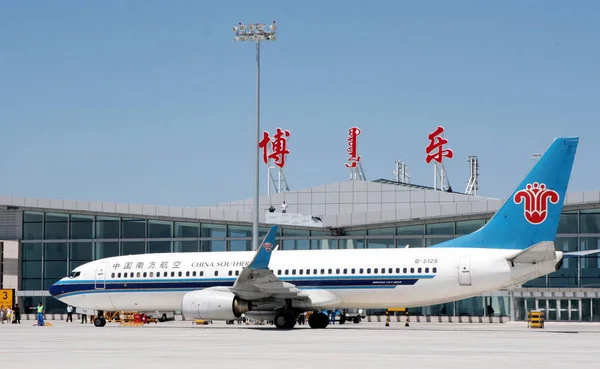 Ein Boeing 737 800 Düsenflugzeug Von China Southern Airlines Wird — Stockfoto