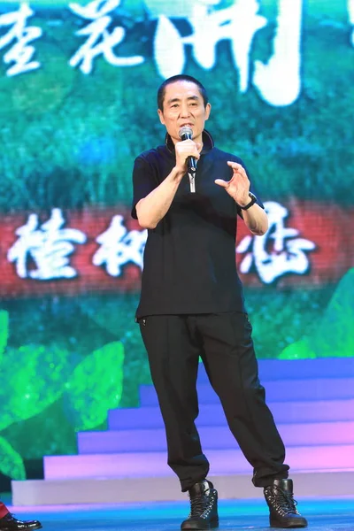 中国电影导演张艺谋在他的新片 山树下 首映式上发表讲话 2010年9月12日 — 图库照片