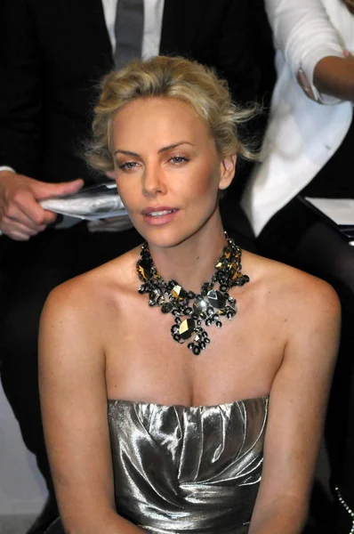 Güney Afrikalı Oyuncu Charlize Theron Dior 2010 Cruise Moda Gösterisi — Stok fotoğraf