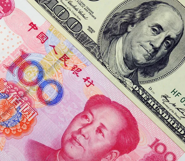 2010年3月26日在北京拍摄的照片显示人民币和美元钞票 — 图库照片
