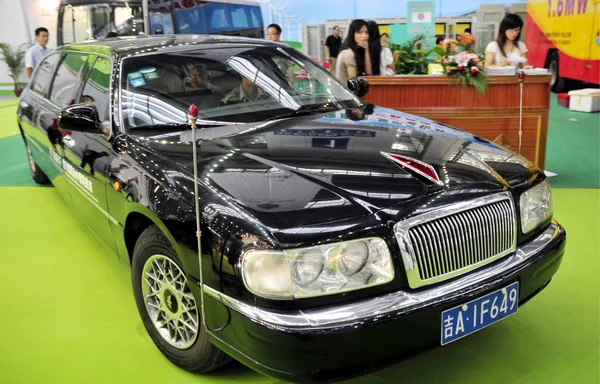 Los Visitantes Observan Una Limusina Eléctrica Hongqi Bandera Roja Durante — Foto de Stock