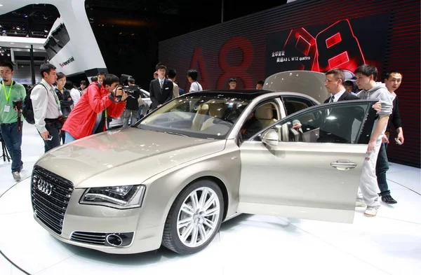 Bezoekers Kijken Naar Een Audi A8L 11E Beijing International Automotive — Stockfoto