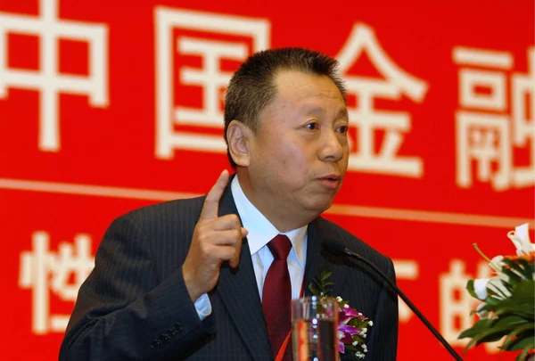 深セン開発銀行のシャオ スイン総裁は 2008年10月31日 上海で開催されたフォーラムで講演する — ストック写真