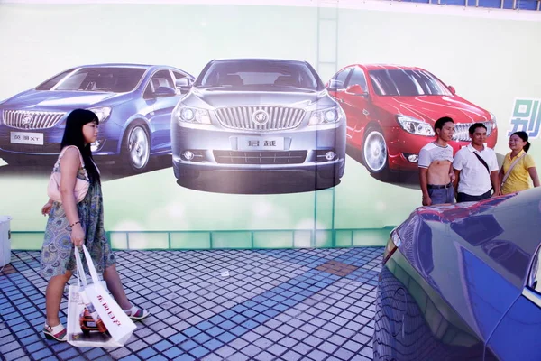 Kínai Látogatók Nézz Buick Autók Shanghai Közös Vállalat Közötti Saic — Stock Fotó