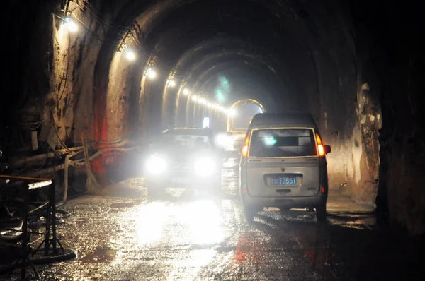 車はJiaozhou Bayトンネル 中国第2海底トンネル また最長のもの 中国東部山東省 2010年4月28日に移動します — ストック写真