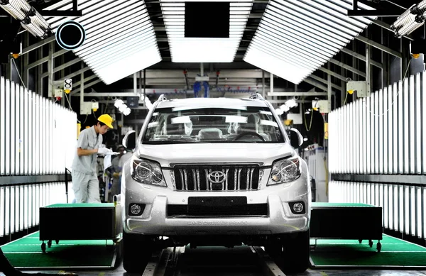 Trabajadores Chinos Montan Toyota Prado Una Nueva Fábrica Sichuan Faw — Foto de Stock