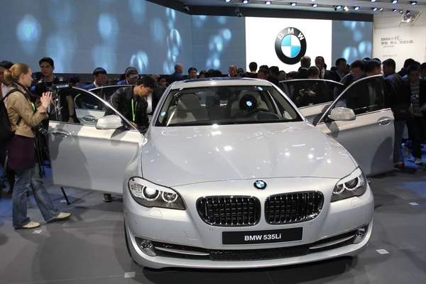 Visitantes Olham Para Bmw 535Li Durante 11Th Beijing International Automotive — Fotografia de Stock