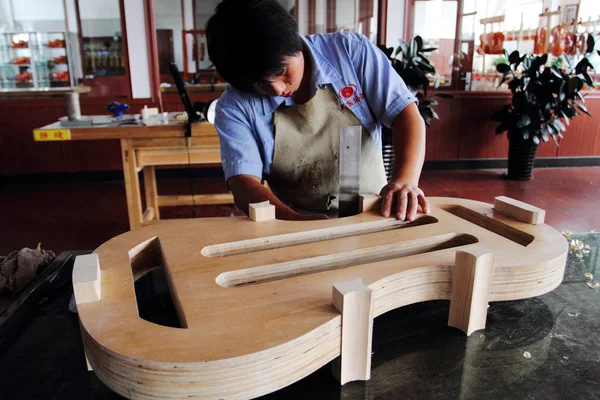 Čínský Pracovník Vyrábí Violu Továrně Pekingského Huadong Musical Instrument Corp — Stock fotografie