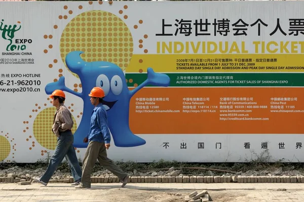 Trabalhadores Migrantes Chineses Passam Por Anúncio Shanghai Expo Site Expo — Fotografia de Stock
