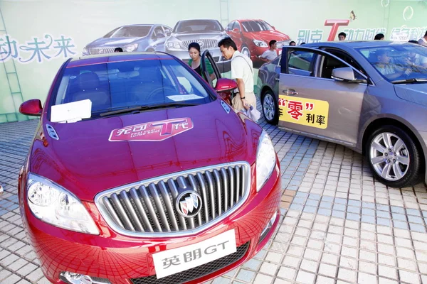 Китайський Відвідувачів Дивитися Buick Excelle Шанхай Спільне Підприємство Між Saic — стокове фото