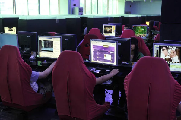 Kínai Foxconn Alkalmazottak Szörfözhet Interneten Egy Internet Kávézóban Shenzhen Üzem — Stock Fotó