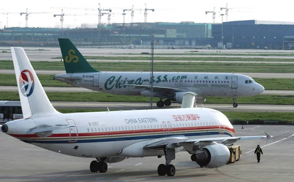 Planes China Eastern Airlines Spring Airlines Látták Pudong International Airport — Stock Fotó