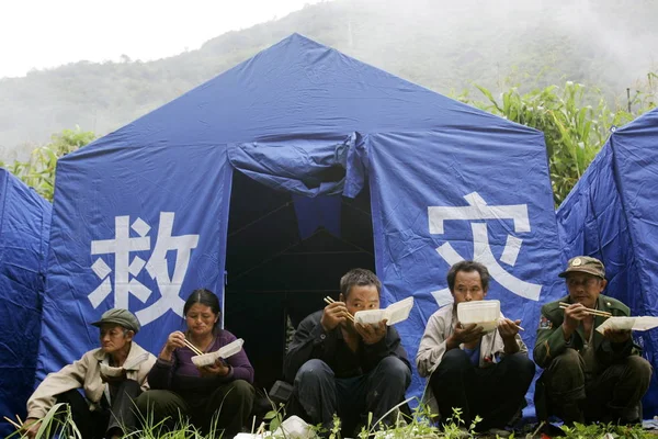 Local Chinese Residents Eat Food Front Rescue Tents Aftermath Mudslides — Stock Photo, Image