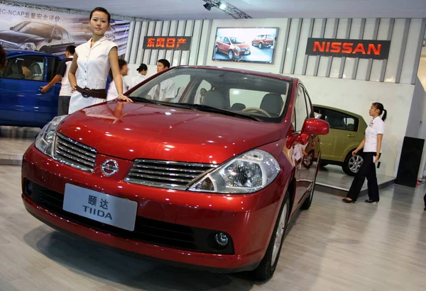 Modell Poserar Nissan Tiida Auto Show Haikou Södra Chinas Hainan — Stockfoto