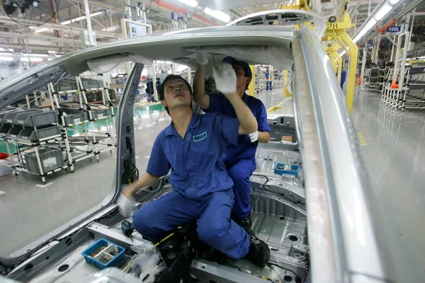 Trabalhadores Fábrica Chineses Montam Carro Uma Fábrica Automóveis Geely Cidade — Fotografia de Stock