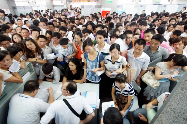 中国の求職者は 2010年8月14日 中国中部河南省浙州市での就職フェア中にフォックスコン テクノロジー グループのブースを集めました — ストック写真