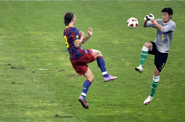 Goalkeeper Zhang Sipeng Beijing Guoan Right Vies Zlatan Ibrahimovic Barcelona — Stock Photo, Image